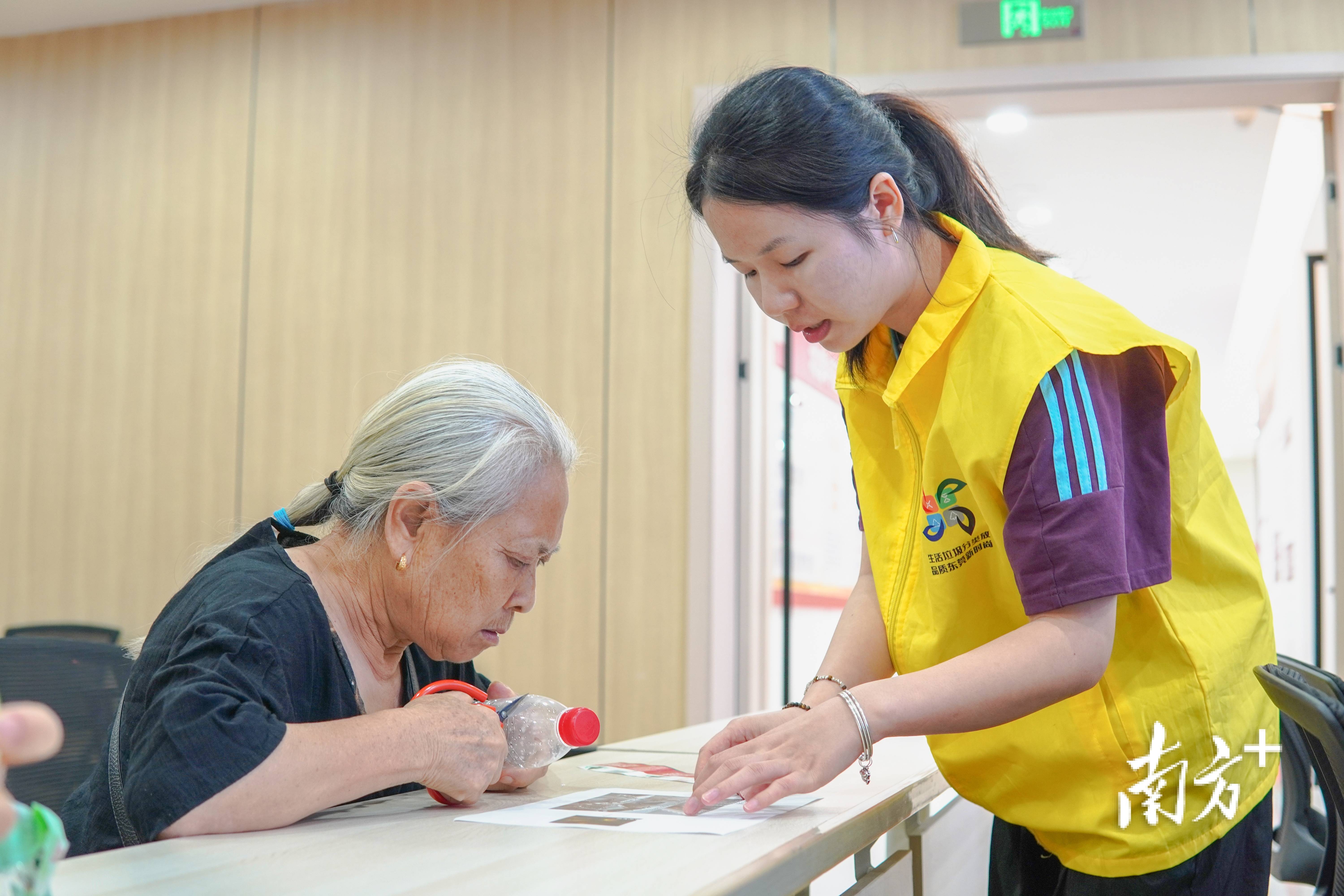 云南医护人员表演公益脱口秀 科普医学知识笑果满满